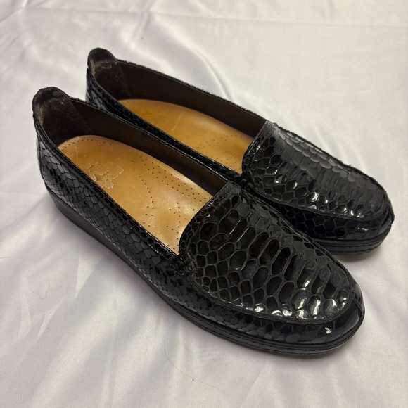 Stuart Weiztman Women’s 8 Black Snakeskin Patent Leather Embossed Loafers Croc - Picture 1 of 11